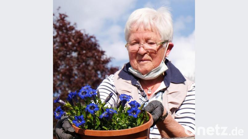 Mit ihrem Hausgarten hat sie ein kleines Paradies in dem sie sich wohl fühlt: Sieglinde Sommer. Bild: le