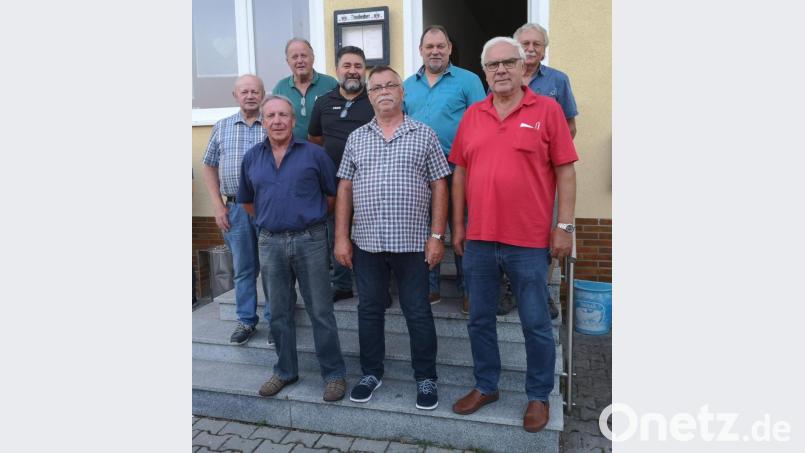 Im neuen Vorstandsteam steht weiterhin Manfred Götz (vorne, Mitte) an der Spitze. Stellvertreter ist Herbert Allert (rechts daneben). Bild: Petra Katens/exb