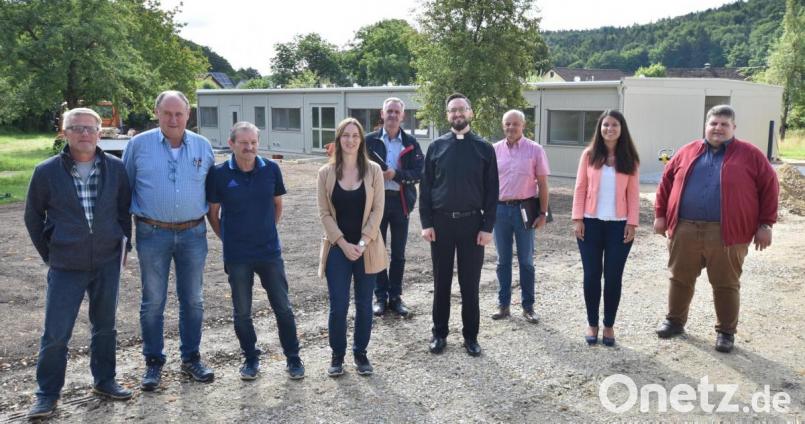 Vor dem Container versammelt: (von links) Bauleiter Reinhold Lang und sein Chef Josef Margraf, Kirchenpfleger Peter Falk, Kita-Leiuterin Sabrina Stibbe, Architekt Markus Rösch, Pfarrer Johannes Arweck, Sanitär- und Elektro-Planer Günther Pichl, die aktuelle VG-Kämmerin Elisabeth Voit und Bürgermeister Dieter Dehling Bild: no