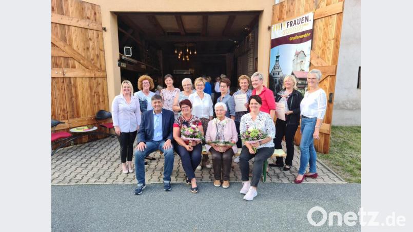 Nach 18 Jahren hat Monika Placzek (vorne, 2. von links) den Vorsitz an Susanne Schnabel (vorne, rechts) abgegeben. Mit auf dem Bild die Geehrten, die Vorstandschaft und Bürgermeister Edgar Knobloch. Bild: sne