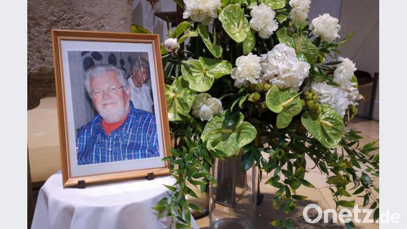 Max Lobinger, Zahnarzt in Ruhestand, wurde am Samstag auf dem Friedhof in Perschen beerdigt. Das Requiem fand in der Stadtpfarrkirche St. Johannes der Täufer statt. Dort stand, neben einem Blumenstrauß, eine Fotografie des Verstorbenen. Bild: Thomas Dobler