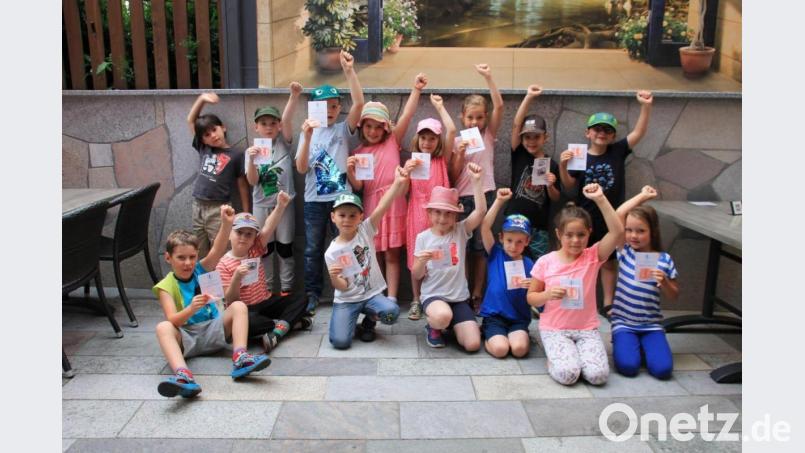 Die Kinder freuen sich über ihre erreichten Frühschwimmerabzeichen. Bild: Manuela Hinkel