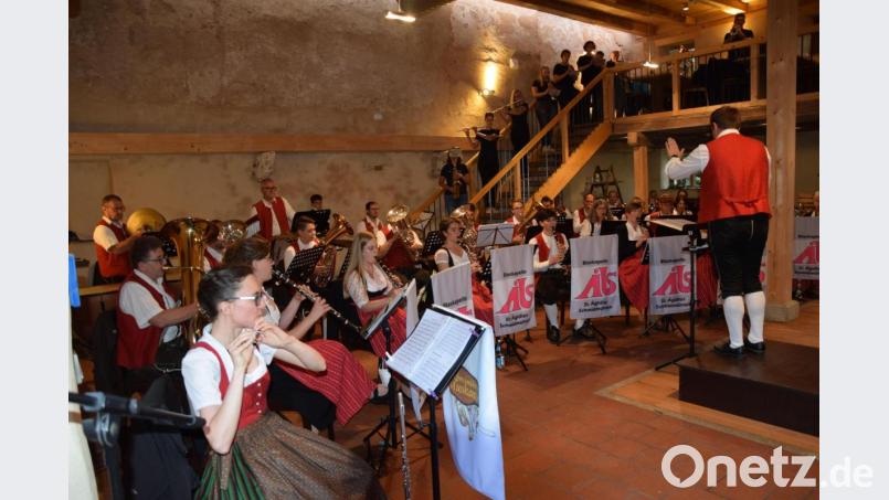 Mit Klängen bei ihrer Sommerserenade erreichen die Musiker der Blaskapelle St. Ägidius unter der Leistung von Christian Bäuml den letzten Winkel des Hammerschloss-Areals. Bild: bö