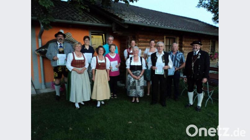 Gerhard Strupf (Zweiter von rechts) ist 65 Jahre beim Trachtenverein, Hermann Gottsauner (links) 60 Jahre. Ihnen und etlichen weiteren Geehrten überreichten Vorsitzende Lisa Wilhelm und ihre Stellvertreterin Gerlinde Ott (vorne von links) die Urkunden. Bild: ksi