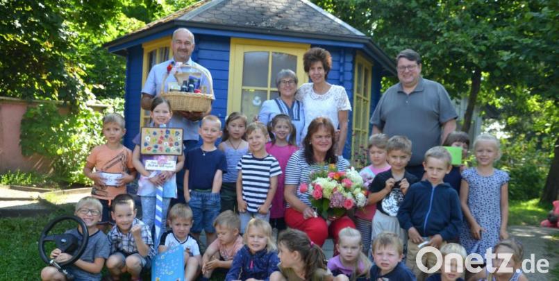 Die Kinder der Bären-Gruppe und die Kolleginnen Johanna Zimmerer und Martina Trinkl (von links) sowie Pfarrer Udo Klösel (rechts) und Kirchenpfleger Franz Sturm (links) ließen die Erzieherin Gerlinde Spichtinger (mit Blumenstrauß) hochleben. Bild: gi