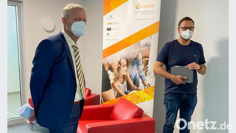 André Pscherer (rechts) und Anton Gleixner beim Rundgang durch die Fläche der Digitalen Gründerinitiative Oberpfalz (DGO) im E-House am Weidener Campus. Bild: Sabine Märtin/OTH Amberg-Weiden/exb