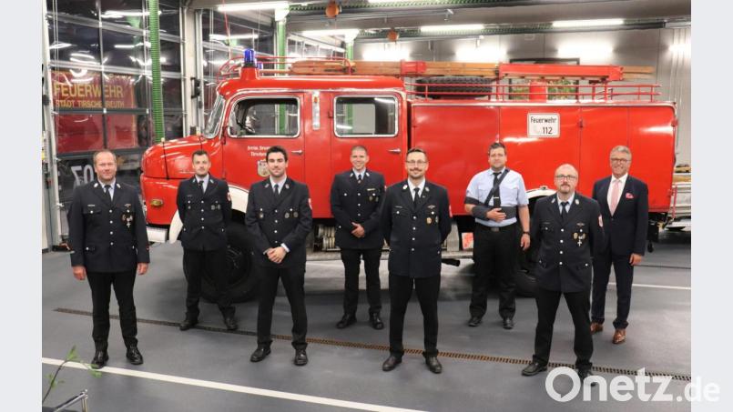 Ehrung langjähriger Mitglieder der Feuerwehr Tirschenreuth (von links): Stv. Kommandant Thomas Keller, Erik Wolfrum (10 Jahre), Lukas Fenzl (10 Jahre), Harald Rödl (10 Jahre), Thomas Heger (30 Jahre), Stv. Kommandant Thomas Sladky, Kommandant Matthias Haulena und Bürgermeister Franz Stahl. Bild: Johannes Werner/exb