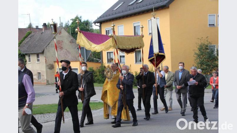 Bei der Prozession zum Bruderschaftsfest trug Pfarrer Herbert Rösl den Leib Christi in der Monstranz durchs Dorf trug. Bild: frd