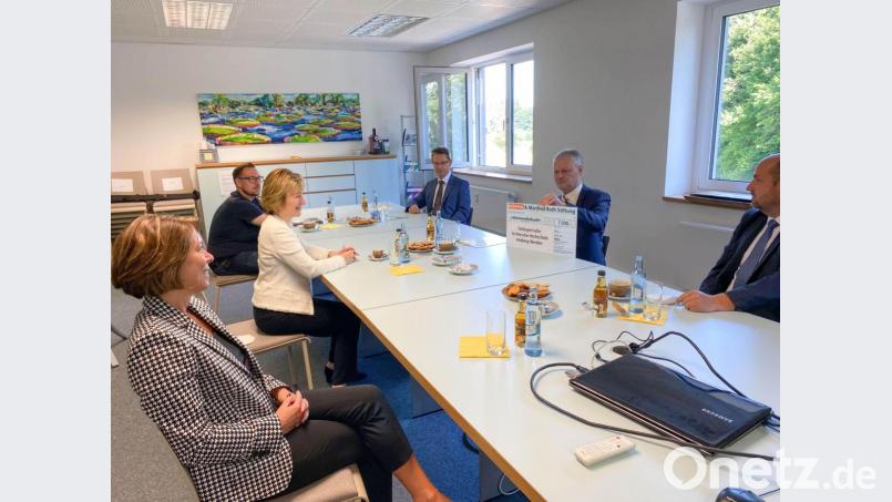 Sabine Märtin, Leiterin OTH Professional, Professorin Christiane Hellbach, Vizepräsidentin OTH Amberg-Weiden und André Pscherer, Leiter der digitalen Gründerzentren (DGZ) freuen sich über die Spendenübergabe durch Martin Golker, Verkaufsleiter Norma Regenstauf, Anton Gleixner, Niederlassungsleiter Norma Regenstauf sowie Lars Sikkes, Bereichsleiter Aus- und Weiterbildung (von links). Bild: Ilias-Maurice Ziergiebel/OTH Amberg-Weiden/exb