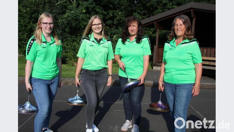 Die Damenmannschaft der Sportfreunde Kondrau (von links Celine Jost, Lena Schnurrer, Nicole Stark und Gudrun Vogl) sicherte sich auf Anhieb den Kreispokal im Asphaltstockschießen. Bild: kro