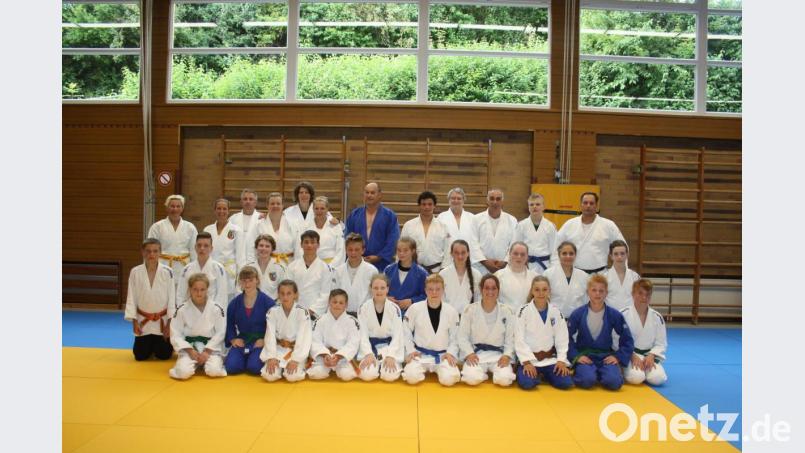 Die über dreizehnjährigen Teilnehmer mit Landestrainerin Claudia Straub und DJK-Trainer Manfred Schmid. Bild: tra