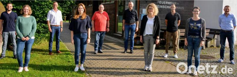 Bürgermeister Hermann Falk (Dritter von links) gratuliert dem neuen Vorstand des Theatervereins Ehenfeld. Bild: fdl