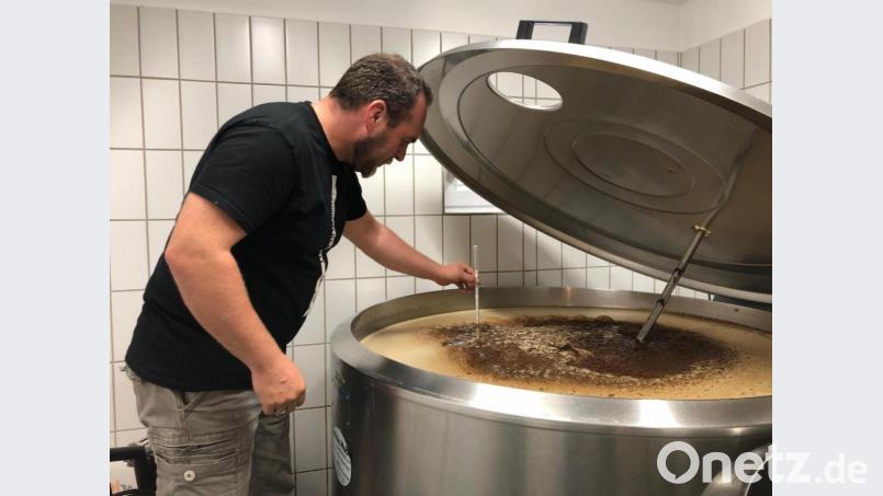 Felix Weinfurtner misst die Temperatur. Die offene Gärung zeichnet seinen Zoigl aus. Bild: pmis
