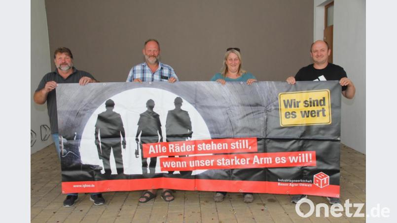 Branchensekretärin Petra Katens gratulierte der neuen Führung der IG Bau Oberviechtach/Nabburg mit (von links) Siegfried Balk, Jürgen Leibl und Christian Bronold zur Wahl. Bild: frd