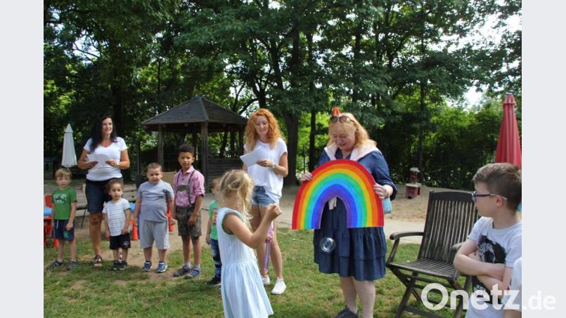 Rührend war der Abschied der Kinder von der langjährigen Einrichtungsleiterin Gudrun Kosche in Liedform, inklusive Übergabe symbolischer Geschenke. Bild: ads