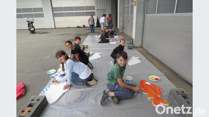 Viel Spaß hatten die Kinder beim Bemalen eines Fisches für den Seeleiten-Park. Bild: jzk