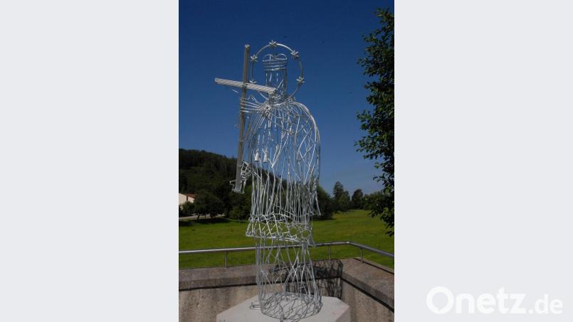 Sicher ein Unikat: die Figur des heiligen Nepomuk, die an der Friedhofbrücke in Schmidmühlen steht. Bild: pop