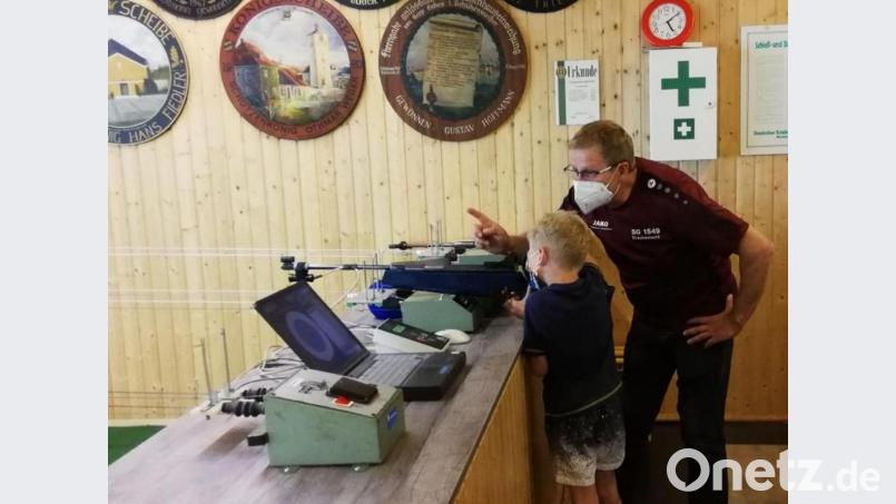 Beim Ferienprogramm der Schützengesellschaft stand für die Kinder auch ein Lichtgewehr zur Verfügung Bild: SG Tirschenreuth/exb