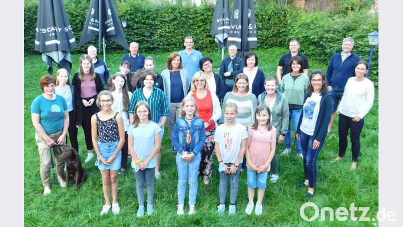 32 Jahre lang leitete Lucia Stelzer (zweite Reihe, Vierte von rechts) den jetzigen Chor „Kids &amp; More“. Bild: hai