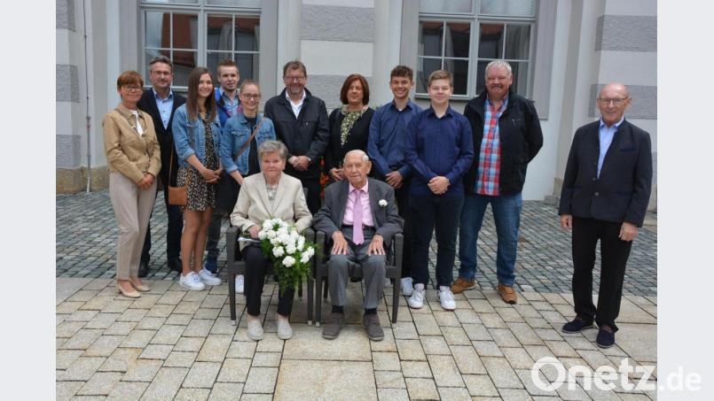 Mit einem Dankgottesdienst in der Basilika feierten am Sonntag Anna und Rudolf Ulrich (beide sitzend) Eiserne Hochzeit (65 Jahre). Kennen und lieben gelernt hatten sich beide einst beim Wasserleitungsbau in Münchenreuth. Dazu gratulierten ihre drei Kinder und vier Enkel, sowie Zweiter Bürgermeister Karlheinz Hoyer (rechts). Bild: jr