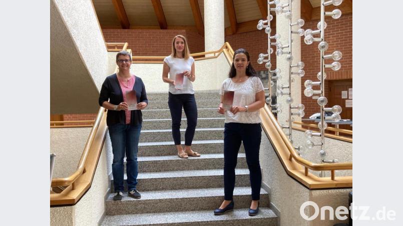 Susanne Reinhardt, Gleichstellungsstelle der Stadt Weiden, Barbara Arendt, Beauftragte der Polizei für Kriminalitätsopfer beim Polizeipräsidium Oberpfalz und Karin Hauser-Dötterl, Gleichstellungsstelle des Landkreises Tirschenreuth stellen die neue Broschüre vor. Bild: exb/Stadt Weiden