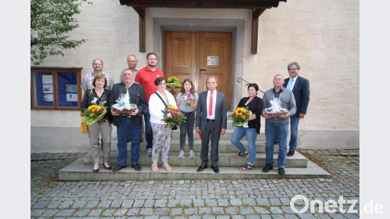 Bürgermeister Bernhard Stangl (hinten rechts), Max Schwärzer und Wolfgang Graser (hinten von links) verabschieden den früheren Bürgermeister Werner Walberer (vorne, Dritter von rechts mit Gattin Andrea) sowie die ausgeschiedenen Stadträte Stefan Brüderer (hinten, Dritter von links mit Tochter Nele), Josef Fütterer (vorne, Zweiter von links mit Gattin Martina) und Stephan Dippl (vorne, Erster von rechts mit Gattin Gabi). Bild: bjp