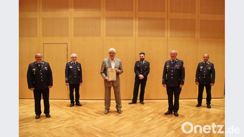 Altbürgermeister Rupert Troppmann wird neues Ehrenmitglied bei der feuerwehr Neustadt an der Waldnaab Bild: jma
