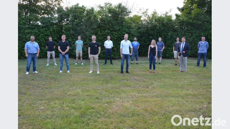 Das Vorstandsteam der Jungen Union Mitterteich mit Ortsvorsitzendem Christoph Hampel (Sieber von rechts). Die Glückwünsche der CSU Mitterteich überbrachte Ortsvorsitzender Stefan Grillmeier (Zweiter von rechts) die des JU-Kreisverbands Vorsitzender Matthias Grundler (links). Bild: jr