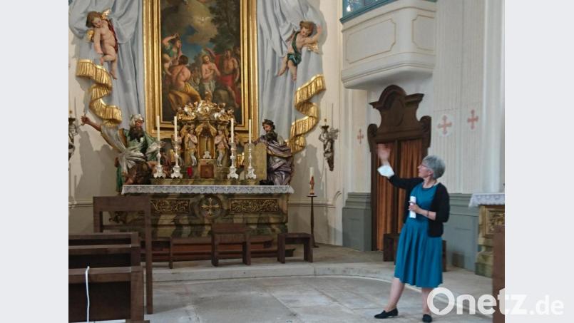 Christine Schormüller erklärt den Hauptaltar „ihrer“ Schlosskirche St. Johannes Bild: Dieter Dörner