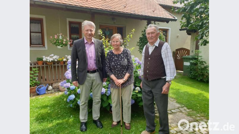 Bürgermeister Lothar Müller (links) gratulierte Maria und Andreas Schmid zur diamantenen Hochzeit. Bild: flt