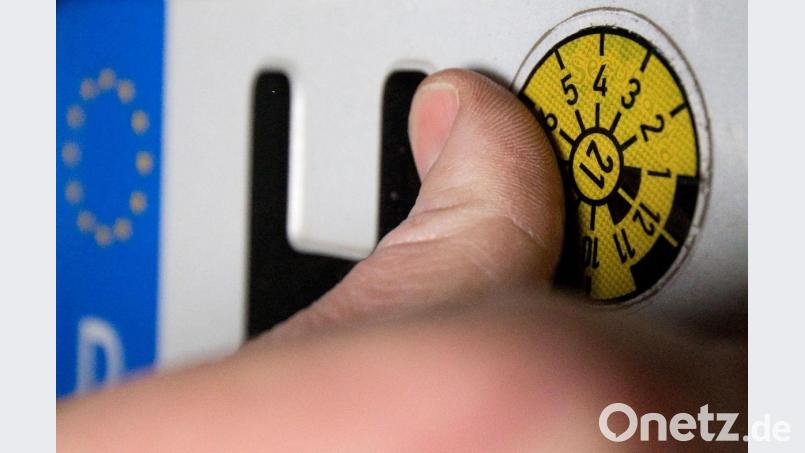 Ohne sie läuft nichts im Straßenverkehr: die Tüv-Plakette. Symbolbild: Julian Stratenschulte/dpa