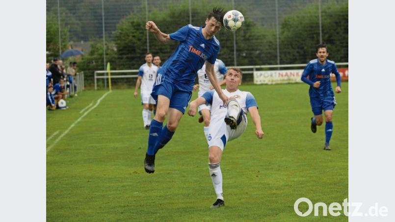 Der Etzenrichter Spieler ist vor dem Raigeringer Vinzenz Stemp am Ball. Aus: SV Raigering SV Etzenricht 2:2. Bild: brü