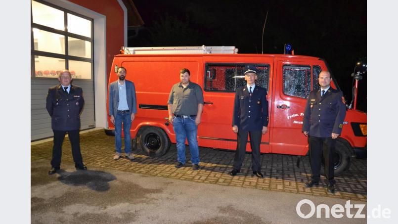 Die Kommandanten Johannes Hoch (Zweiter von rechts) und Daniel Lehner (Mitte) führen die Wehr für die nächsten sechs Jahre. Bürgermeister Armin Bulenda (Zweiter von links), Kreisbrandrat Marco Saller (rechts) und Kreisbrandinspektor Martin Weig (links) dankten den beiden für die Übernahme des verantwortungsvollen Amtes. Bild: gi