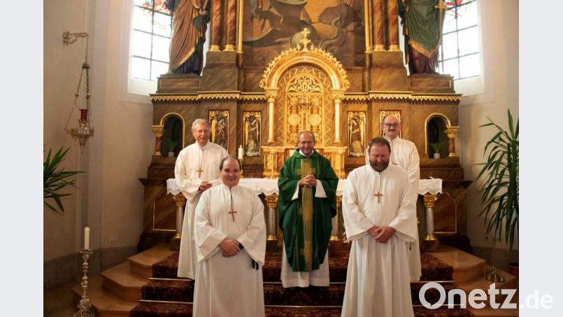 Lothar Müller und Florian Trißl (von links) ministrierten mit Georg Lukas und Alois Röckl (von rechts) bei dem Gottesdienst, in dem die Ministranten aller vier Kirchorte eingeführt und die Ausscheidenden verabschiedet wurden. Bild: flt