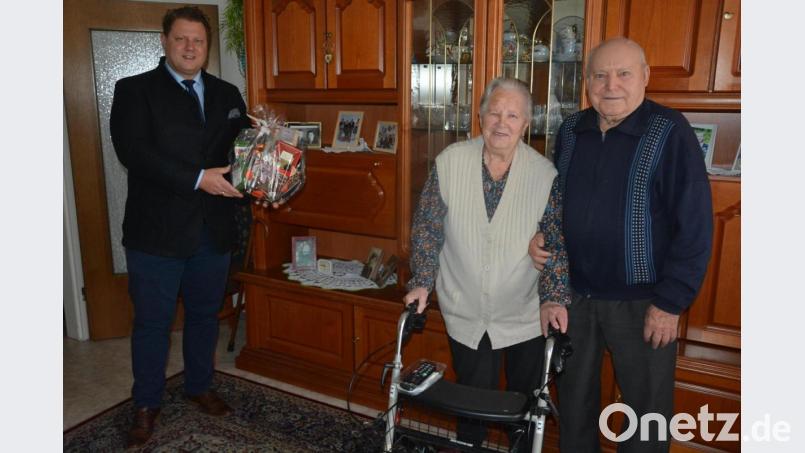 Elisabeth und Andrej Jost sind seit 65 Jahren verheiratet. Zur Eisernen Hochzeit gratulierte Bürgermeister Stefan Grillmeier im Namen der Stadt Mitterteich. Bild: jr