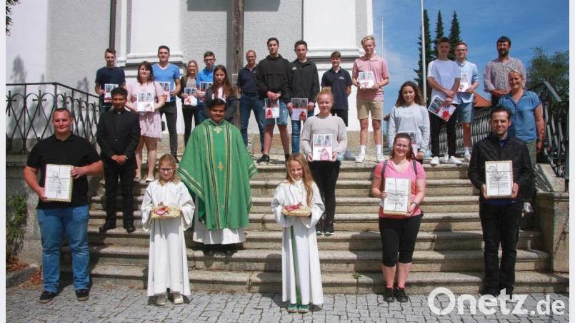 Mia Höcht und Valentina Bauer (vorne, Zweite und Dritte von links) gehören jetzt offiziell zum Kreis der Ministranten. Auch wurden verdiente Messdiener geehrt. Als &quot;Urgesteine&quot; bezeichnete Silke Bächer (mittlere Reihe, rechts) die langjährigen Ministranten Alexander Schön und Nina Hartung (vorne von rechts). Bild: wro