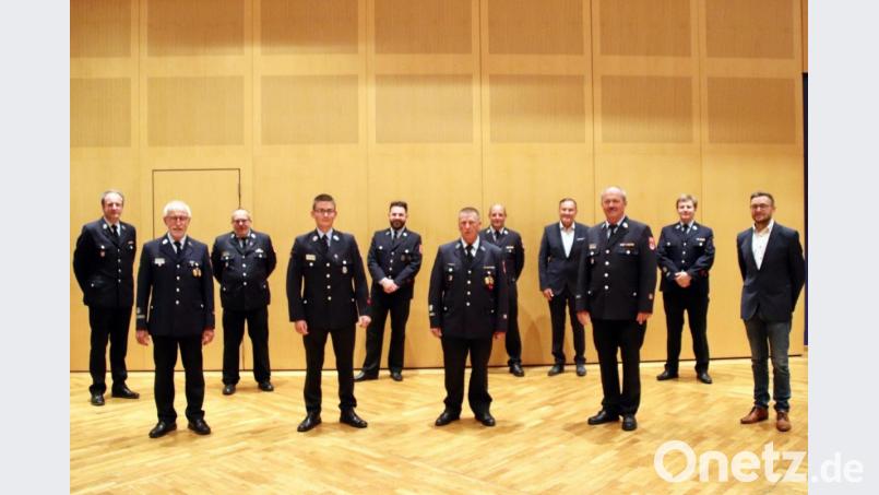 Als neue Vorsitzenden der Feuerwehr Neustadt/WN wurden Gerd Zischka (vorne Dritter von rechts) und Maximilian Schwarz (vorne, Zweiter von links) gewählt Bild: jma