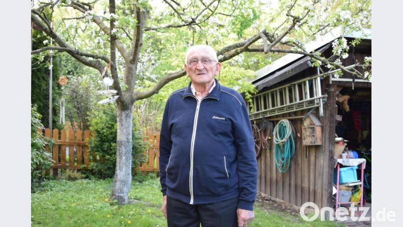 Alois Weigl aus Tirschenreuth erzählt von seiner Kindheit in der Nachkriegszeit. Den Apfelbaum im seinem Garten hat der 81-Jährige besonders gern. Bild: szl