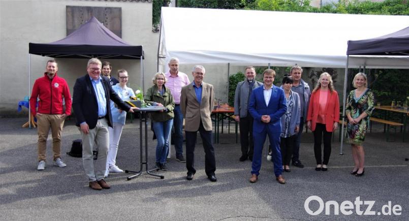 Viele Wegbegleiter verabschiedeten Josef Richthammer (vorne, Mitte), den langjährigen Leiter der Jugendhilfestation Amberg, in den Ruhestand. Bild: exb