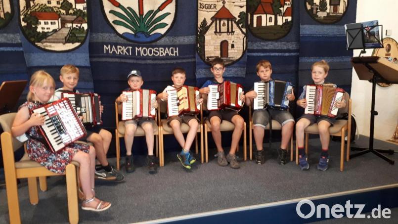 Die Akkordeon-Gruppe spielte mit einem Maienwalzer zünftig auf. Bild: gi