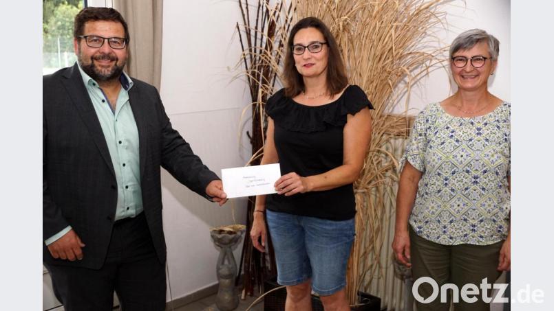 Die vorbildliche Nachwuchsarbeit unterstützte Bürgermeister Thomas Kaufmann mit einer Geldspende der Gemeinde an Birgit Schindler. Vorsitzende Maria Frauenholz (rechts) konnte trotz Corona auf ein gutes Jahr zurückblicken Bild: bkr