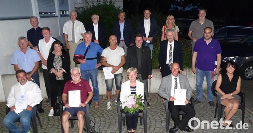 Die neue Vorstandschaft und ein Teil der Geehrten des Turnerbund Weiden. Bernhard Schlicht (mittlere Reihe, Zweiter von rechts) bleibt Vorsitzender. Bild: Dobmeier