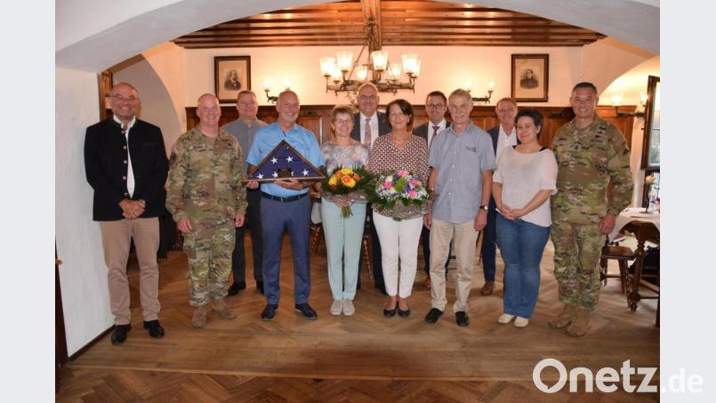Die US-Army verabschiedet zwei langjährige Mitarbeiter (von links): Bernhard Weber (Acting Deputy Garrison Manager Hohenfels), Brigadegeneral Josephe Hilbert (Kommandeur 7th ATC in Grafenwöhr), Donald Wrenn (Director Public Affairs USAG Bavaria in Grafenwöhr), Norbert und Helga Wittl, Bürgermeister Christian Graf (Hohenfels), Maria Pfab, Bürgermeister Christian Schmid (Velburg), Hermann Pfab, Bürgermeister und stellvertretender Landrat Neumarkt Josef Bauer (Parsberg), Nicole Müller (Markt Lupburg) und CSM Mark Morgan (7th ATC in Grafenwöhr). Bild: bö