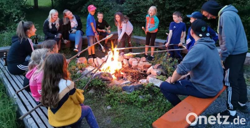 Ferienprogramm des SC Reuth bei Erbendorf: Stockbrot backen über dem Lagerfeuer durfte natürlich nicht fehlen. Bild: exb