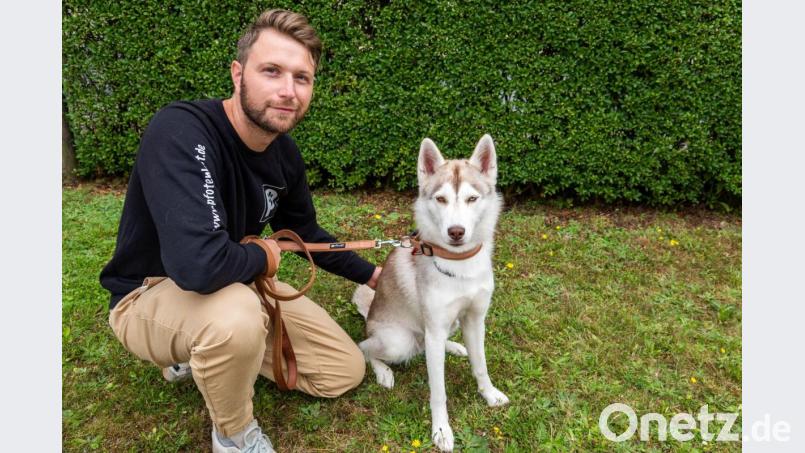 Florian Most mit der Hündin eines Stammkunden. Die Husky-Dame Nala liebt das Futter, das der 31-jährige Weidener entwickelt hat. Bild: Pfotenkost.de