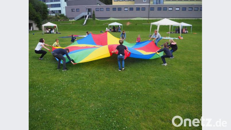 Großen Spaß hatten die Kinder beim Spielen mit dem Schwungtuch. Bild: stn