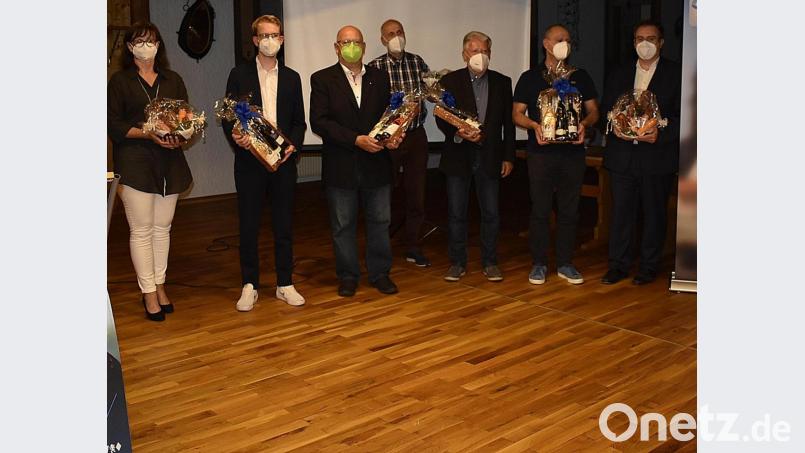 Die Auerbacher CSU verabschiedet ehemalige Stadt- und -Kreisräte: (von links) die Bundestags-Listenkandidaten Birgit Barth und Florentin Siegert, Arthur Schriml, Stadtrats-Fraktionssprecher Herbert Appl, Eugen Eckert, Uwe Ditz (und der wiedergewählte Ortsverbandsvorsitzende Bernhard Hinteregger. Bild: sck