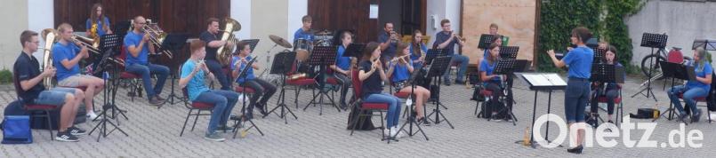 Trotz der Pandemie ist die Trachtenkapelle Hohenburg mit ihrer Musikausbildung gut vorangekommen. Die Nachwuchskapelle unter Leitung von Anja Paulus gibt zum Saisonabschluss ein Abendkonzert. Bild: bö