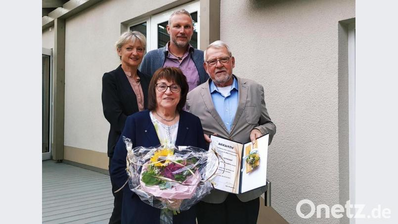 Der neue Ehrenvorsitzende der ÜWG Neusorg, Karl Lenhard, mit Ehefrau Roswitha. Hinten links Dritte Bürgermeisterin Erni Bühl und Gemeinderat Udo Wegmann, beide ÜWG. Bild: twg