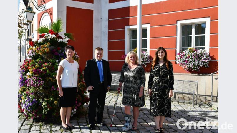 Bürgermeister Thomas Gesche (Zweiter von links) leidet an einer Sehschwäche. Im Dienst wird er nun unterstützt von einem verstärkten Team mit (von links) Manuela Bleyer, Regina Lorenz und Karolina Bauer. Bild: Ulrike Pelikan-Roßmann/exb